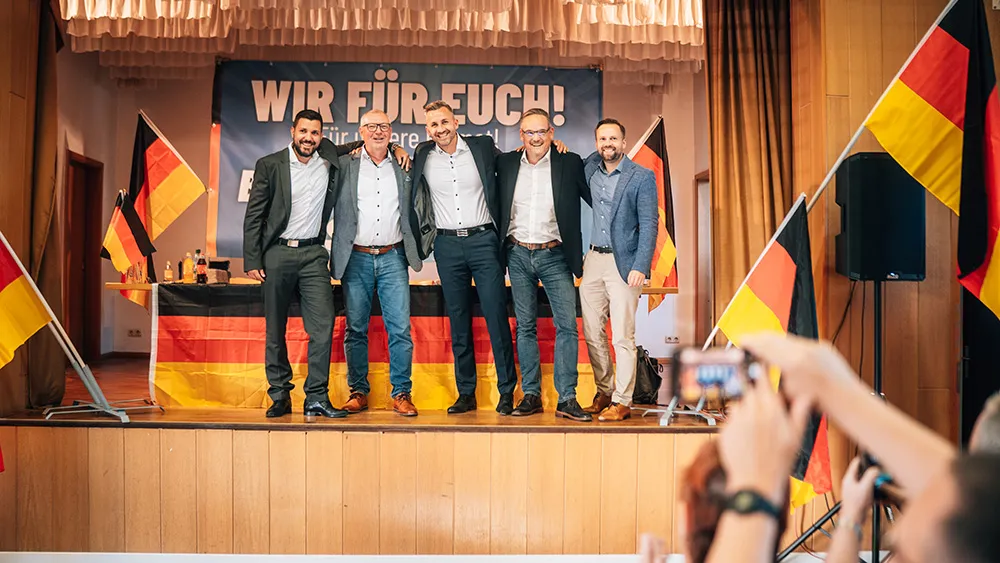 Auf der Bühne mit Deutschlandfahnen